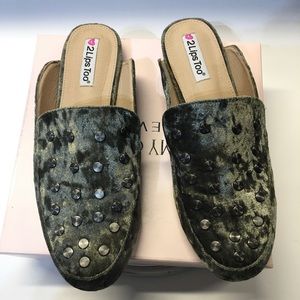 NWOT! ❤️2 Lips Too Women’s Studded Velvet Green Mules Slip on Flat Shoes Size 11